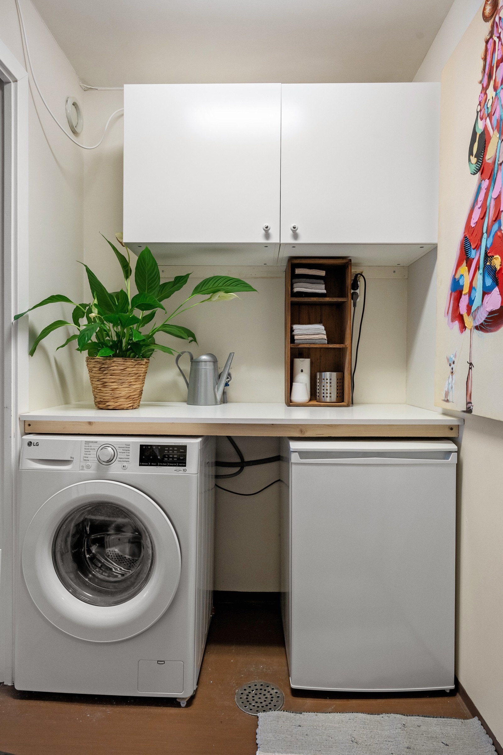 Innenfor kjøkken har du et praktisk vaskerom og god oppbevaringsplass. Galleribilde