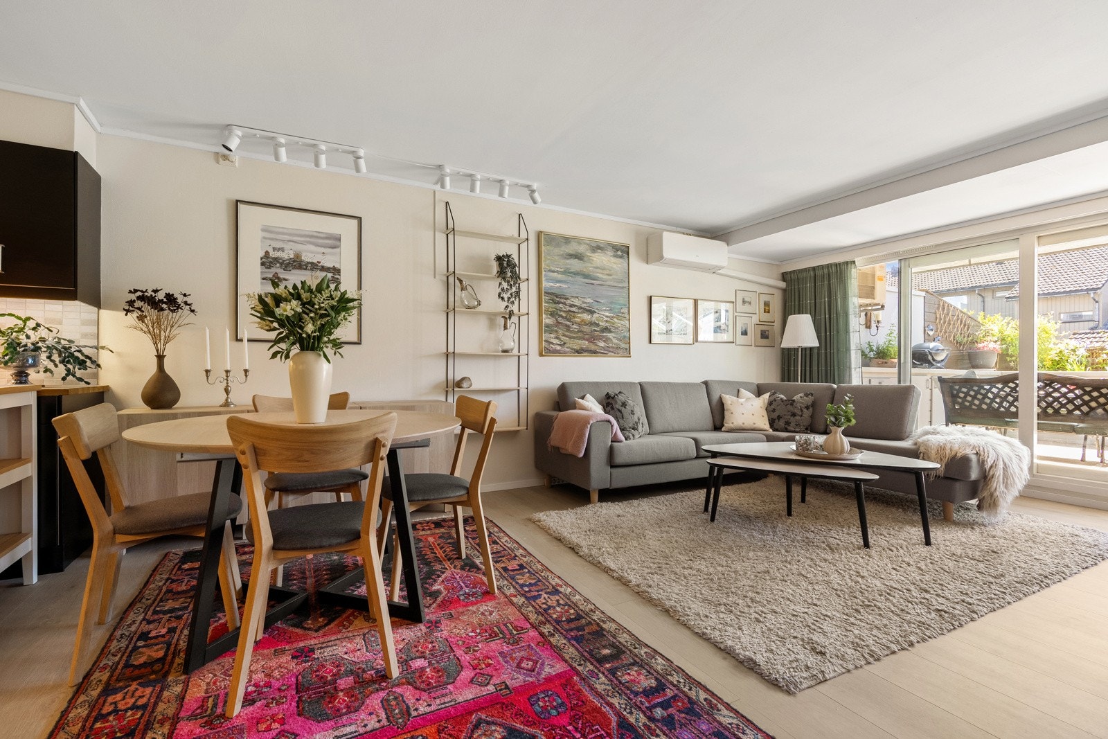 Stuen har en kjekk planløsning, noe som gjør det enkelt å innrede med ønsket møblement. Galleribilde