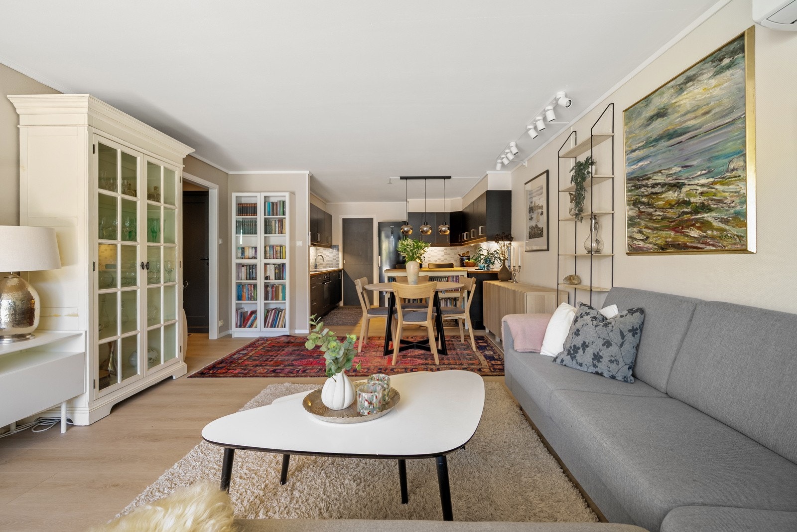 De store vindusflatene slipper inn rikelig med naturlig lys og gir en herlig atmosfære. Galleribilde