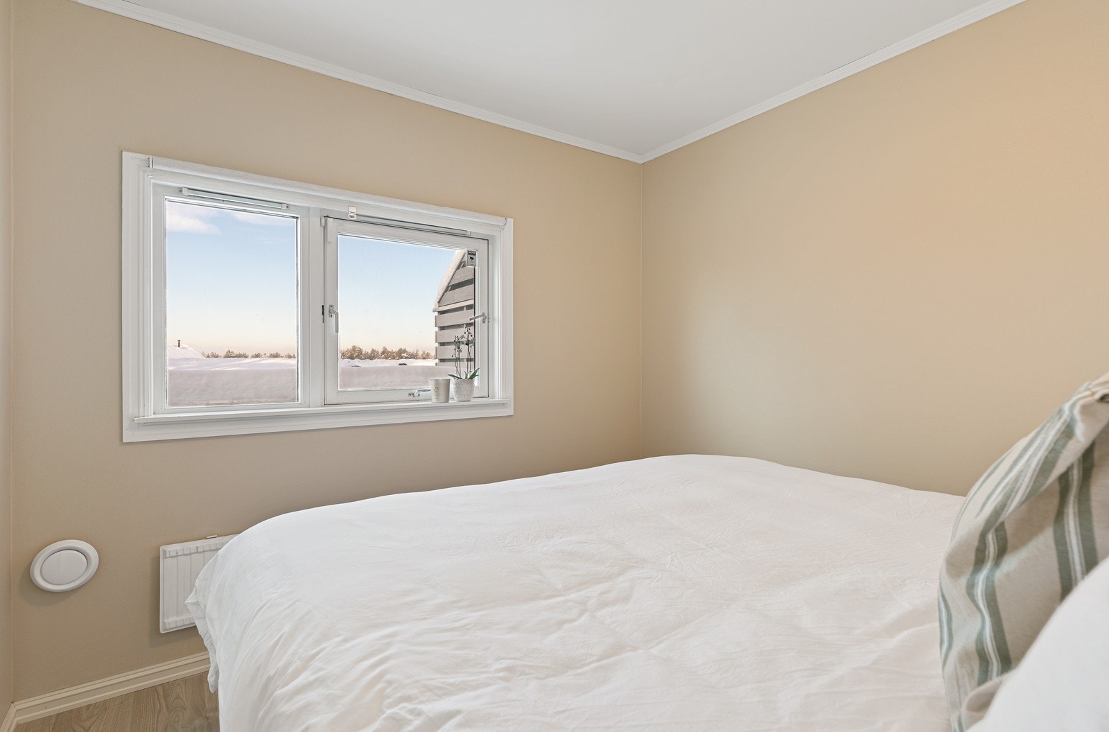 Soverom 1: lyst og romslig soverom med god plass til dobbeltseng. Balkong utenfor vinduet. Galleribilde