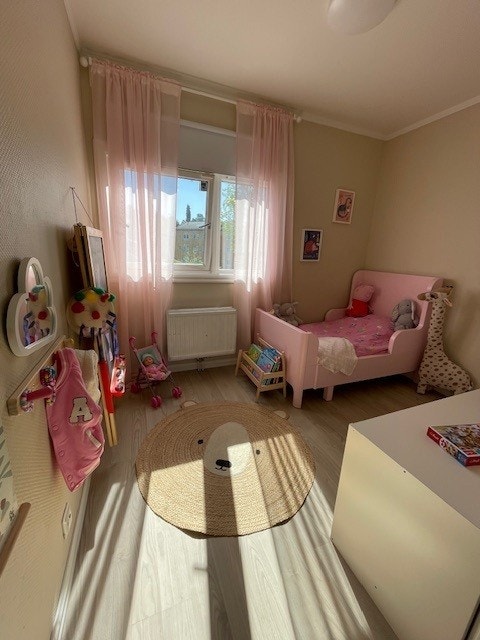 Soverom 2: lyst og romslig soverom med god plass til dobbeltseng. Galleribilde