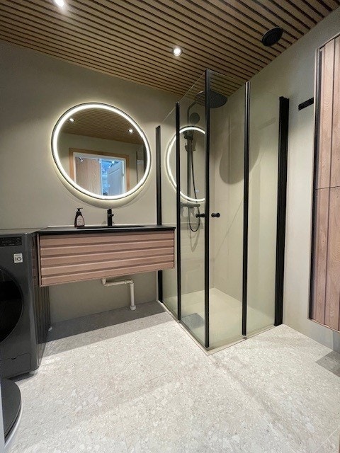 Moderne flislagt bad. Vaskemaskin følger med. Galleribilde