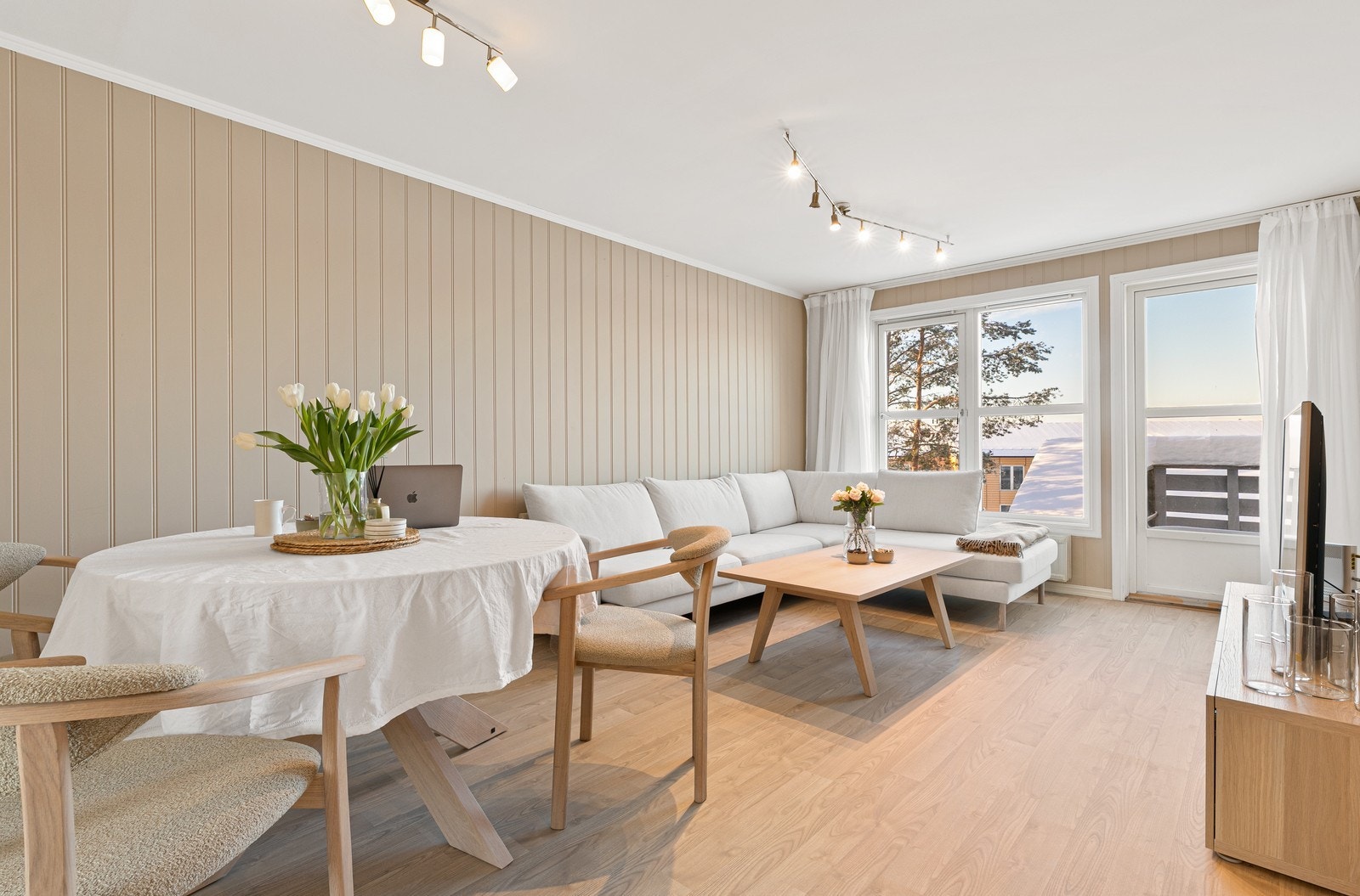 Romslig stue med utgang til balkong. Galleribilde