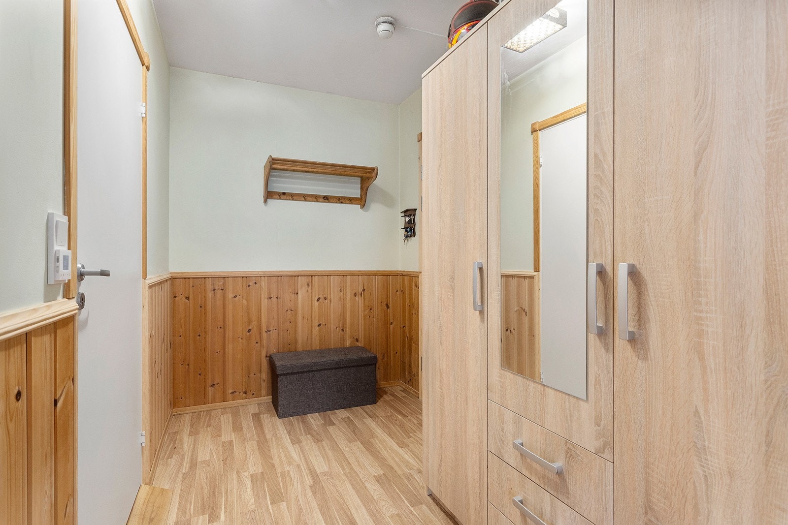 Plass til å henge jakker og sette sko ved inngangsdøren. Er bod i samme etasje, samt kjeller. Galleribilde