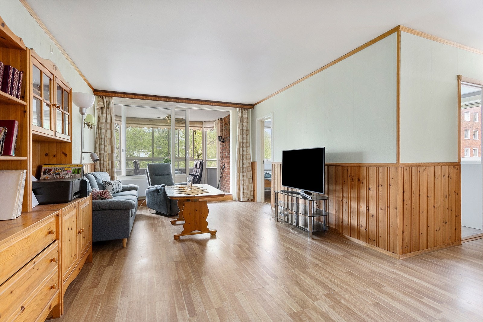 Lys og åpen stue med utgang til balkong. Galleribilde