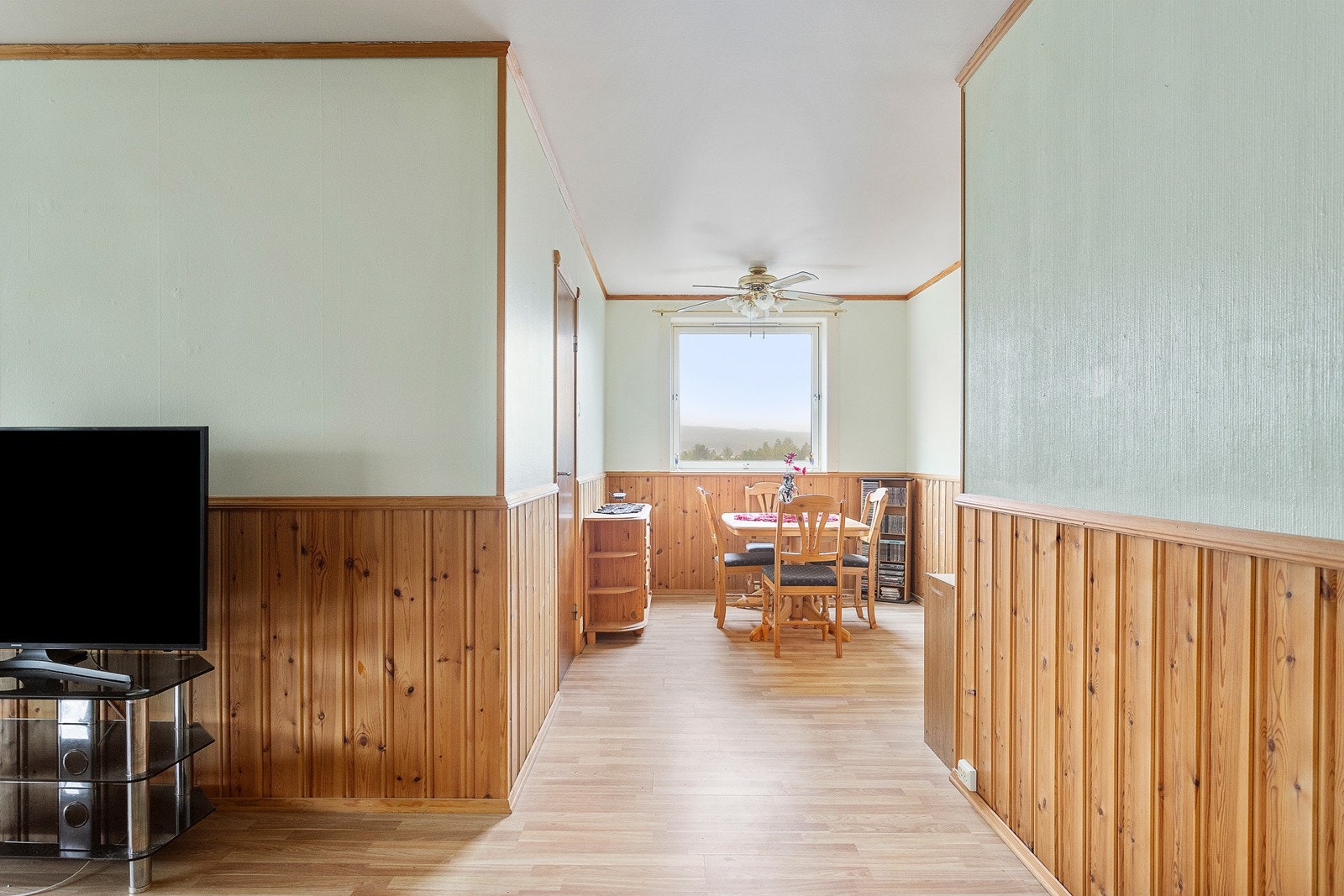 Åpent fra stuen og inn til spisestuen. Galleribilde