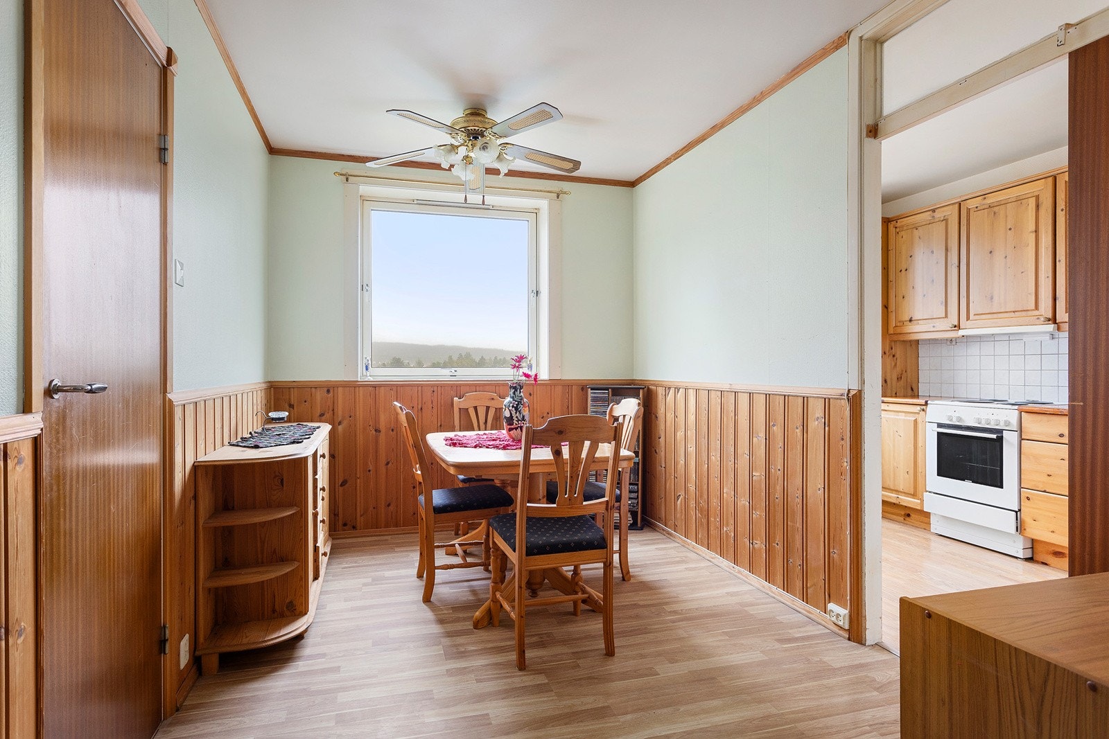 Spisestuen har mange i tilsvarende leiligheter bygget om til soverom/kontor. Galleribilde