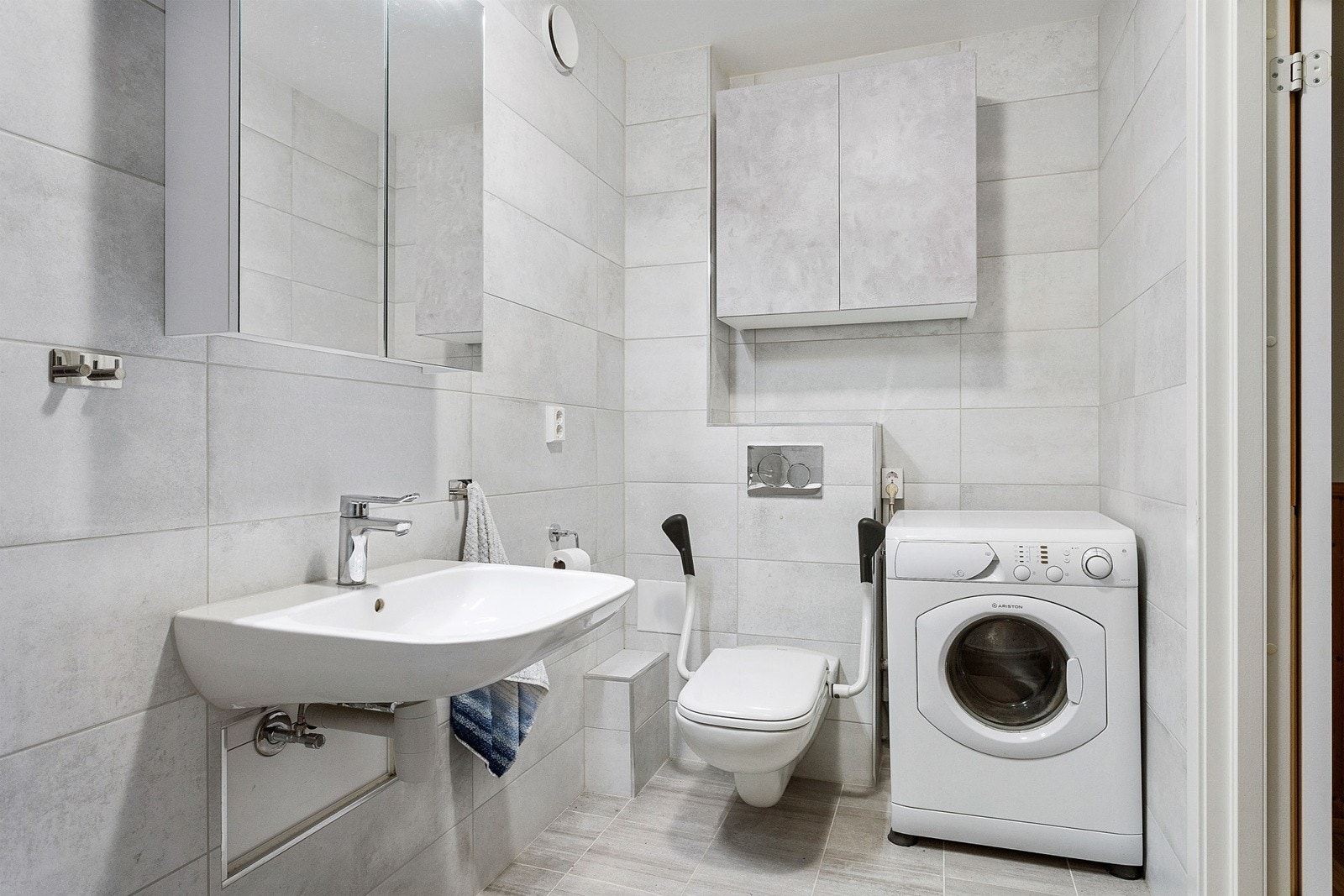 Bad med opplegg for vaskemaskin og med gulvvarme. Galleribilde