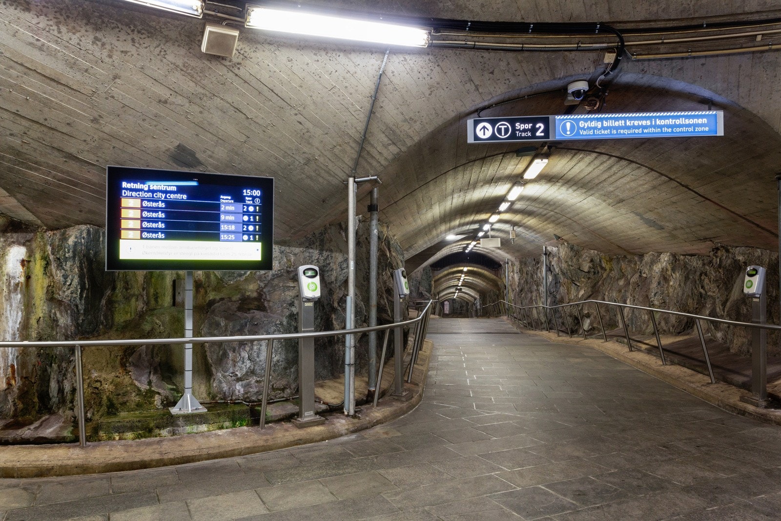 T-banestasjonen på Ellingsrud gir deg enkel tilgang til offentlig transport, noe som gjør det lett å komme seg til Oslo sentrum og andre nærliggende områder. Galleribilde