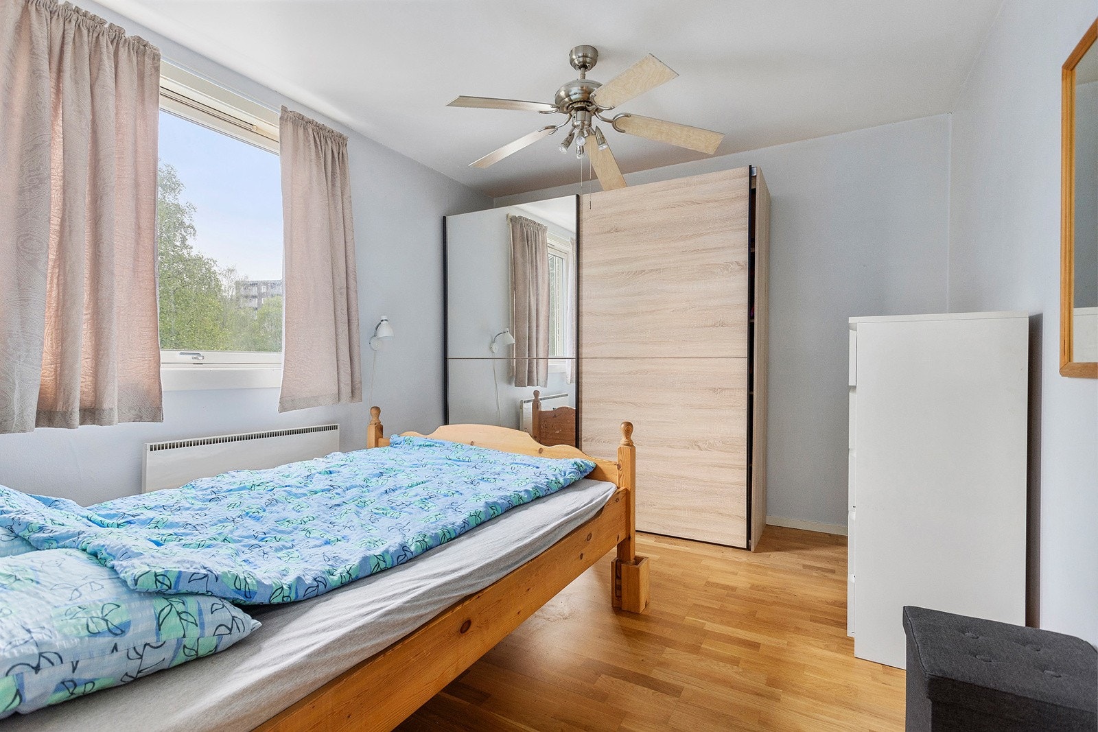 Soverom med garderobeskap Galleribilde