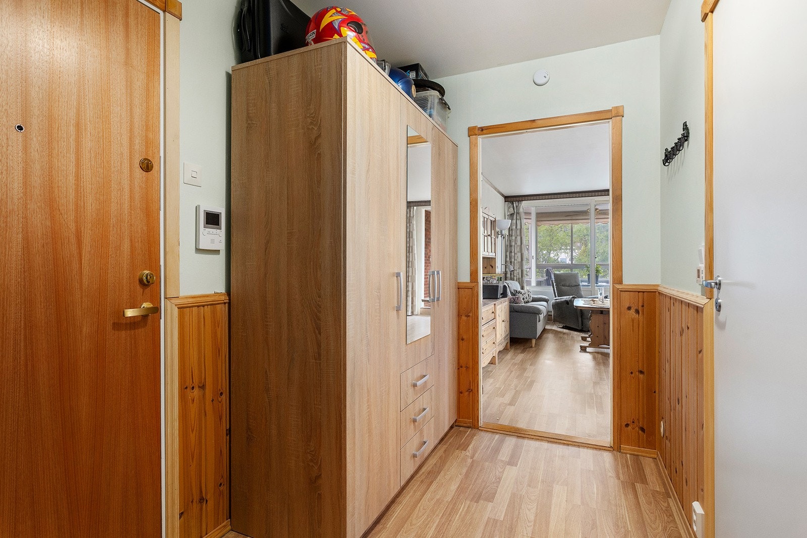 Entré med plass til skap/kommode. Galleribilde