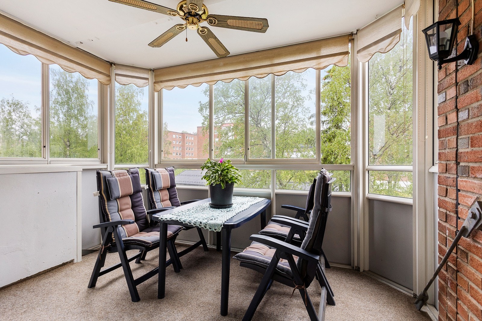 Innglasset balkong på 10 m2. Galleribilde