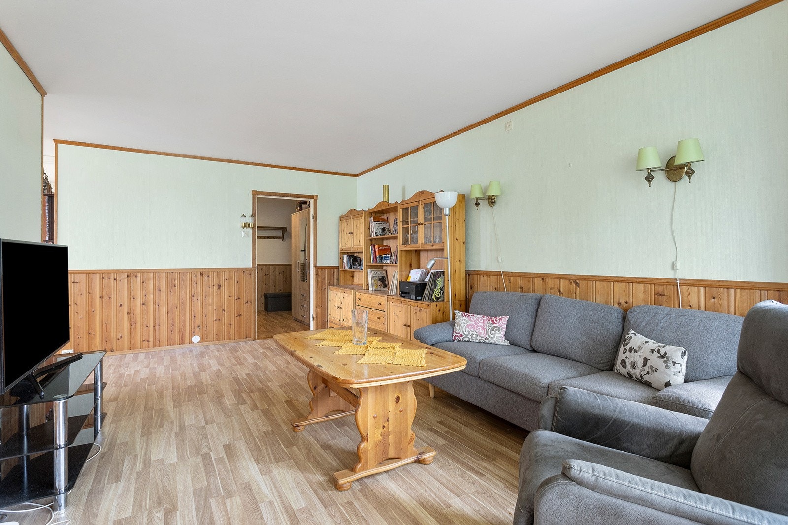 Romslig stue med god plass til sofagruppe og div møbler. Galleribilde