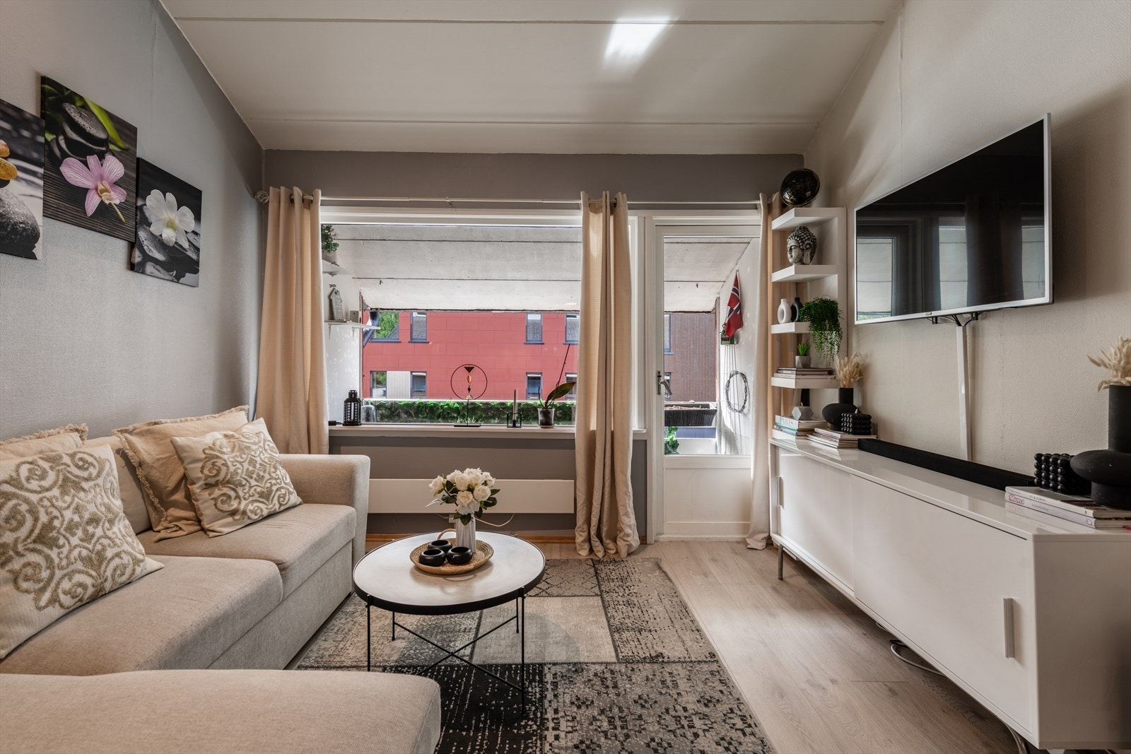 Koselig stue med plass til sofagruppe og tilhørende møblement. Galleribilde