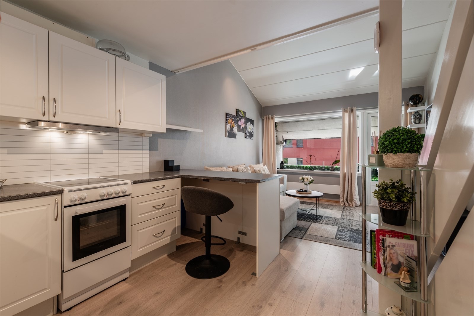 Kjøkken og stue i en åpen og sosial løsning. Galleribilde