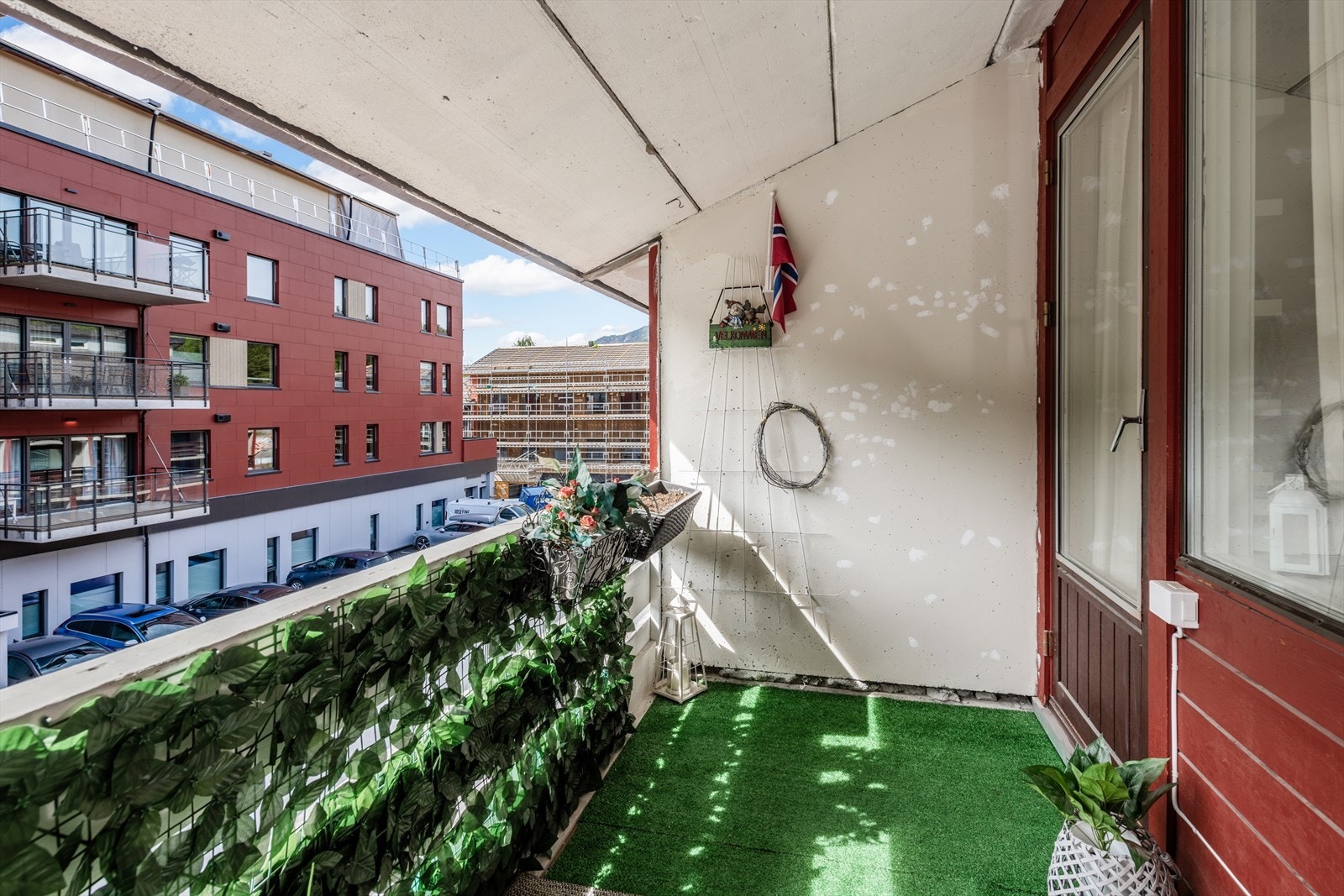 Fra stuen er det utgang til en balkong på 5 kvm. Galleribilde