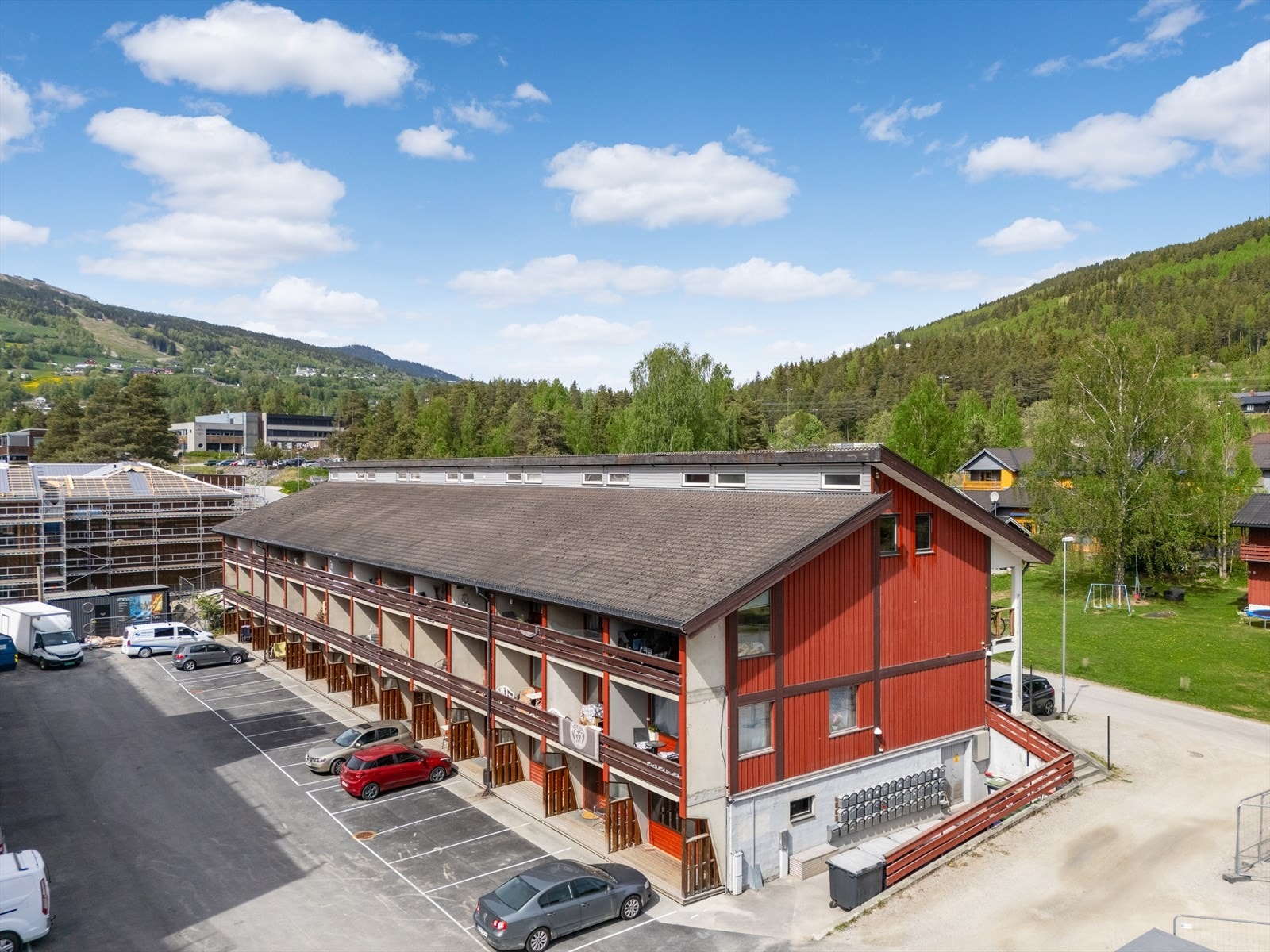 En leilighet beliggende midt i Gol sentrum med skole, butikker og andre servicetilbud innen svært kort rekkevidde. Galleribilde