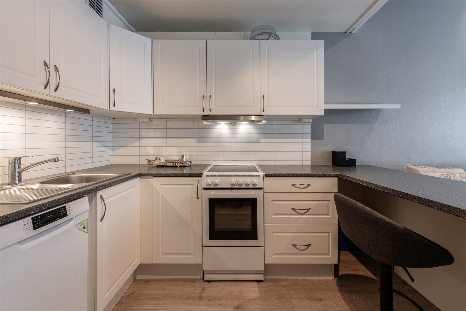 Kjøkkeninnredning med profilerte behandlede fronter og laminat benkeplate. Det er god benkeplass og oppbevaringsplass i skuffer og skap. Galleribilde