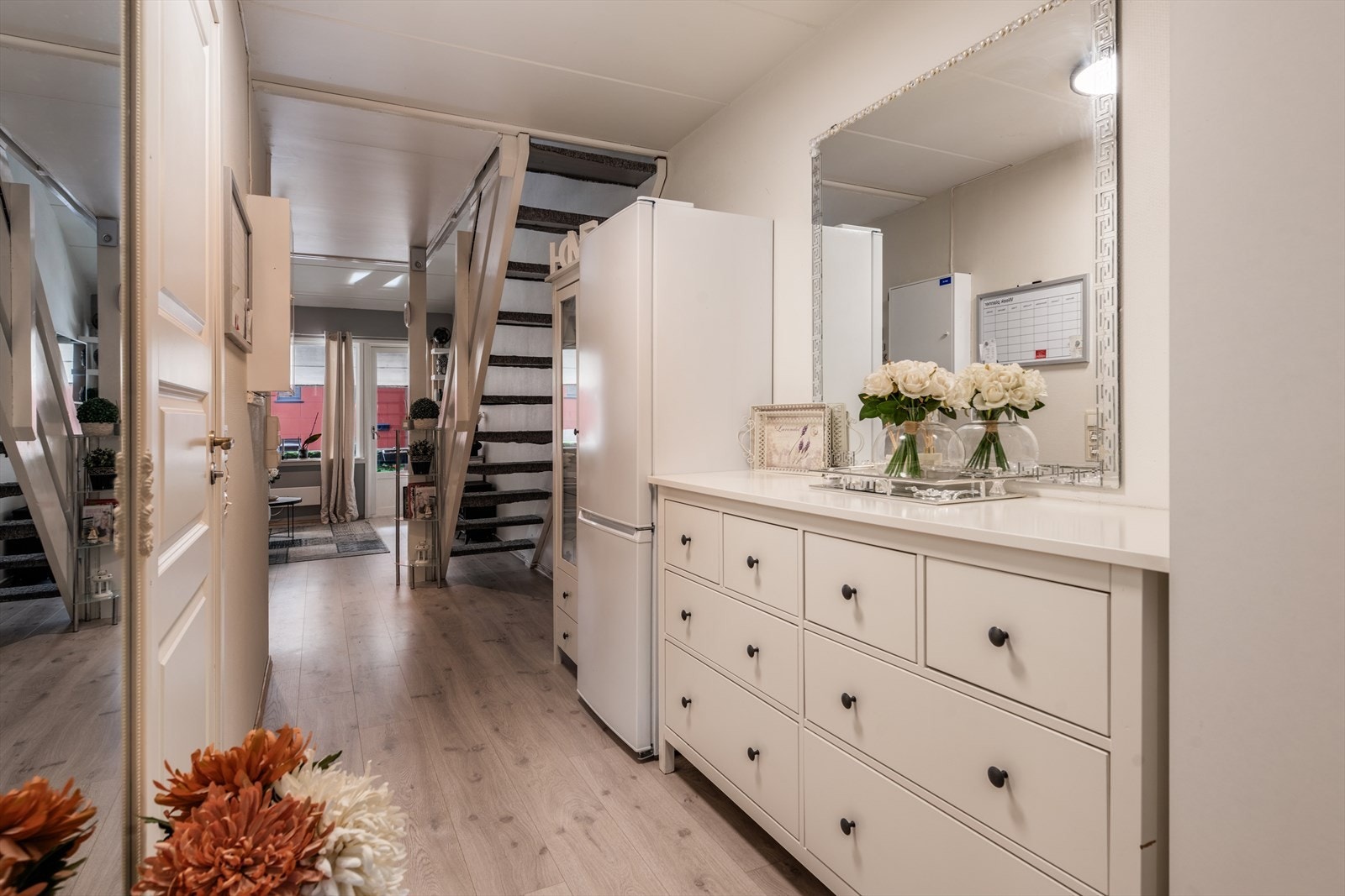 Gang med plass til kommode/garderobeskap for oppbevaring av yttertøyet. Galleribilde