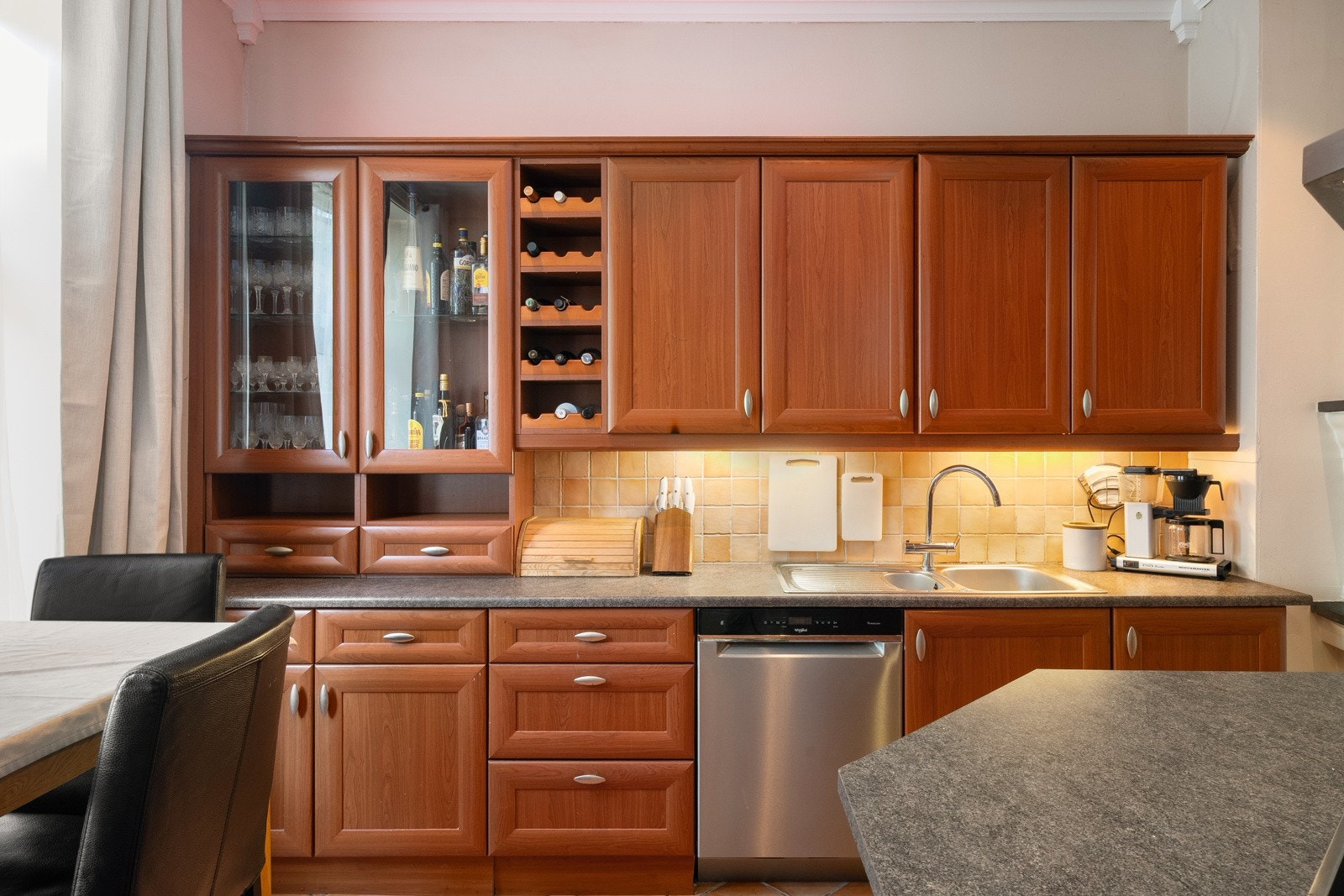 Kjøkkeninnredningen består av profilerte fronter og laminat benkeplate med nedfelt kum Galleribilde