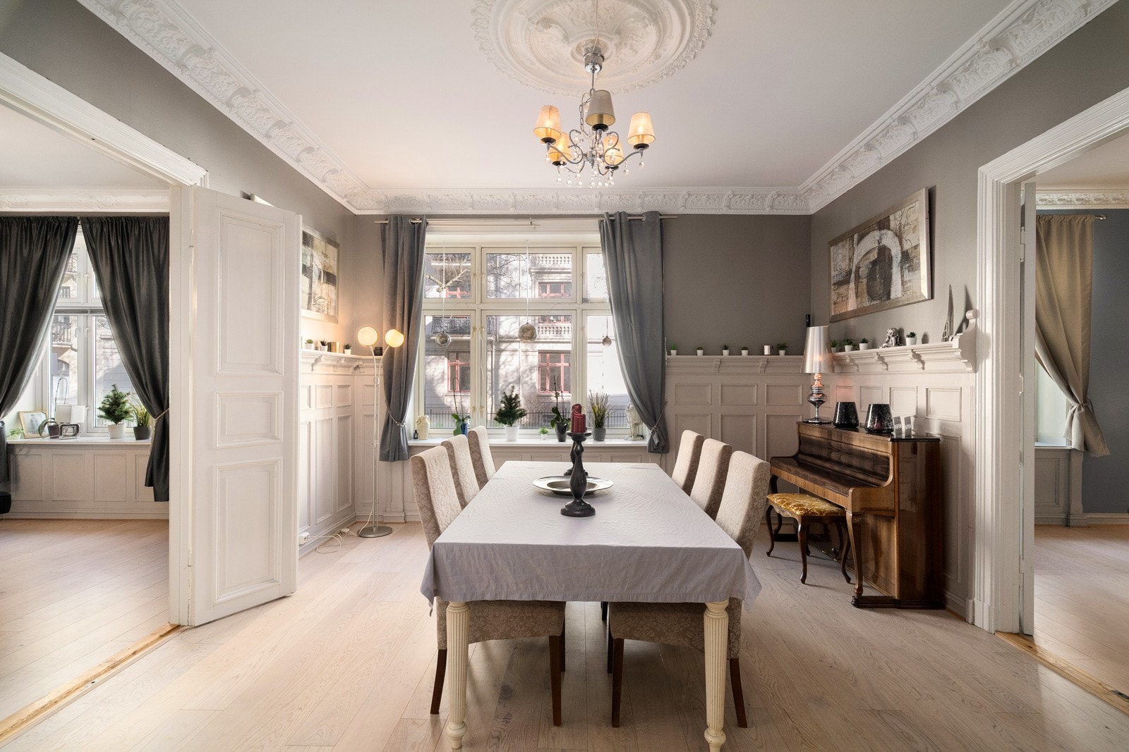 Begge stuene har en generøs størrelse som gir fleksible møbleringsmuligheter etter individuelle behov og ønsker Galleribilde