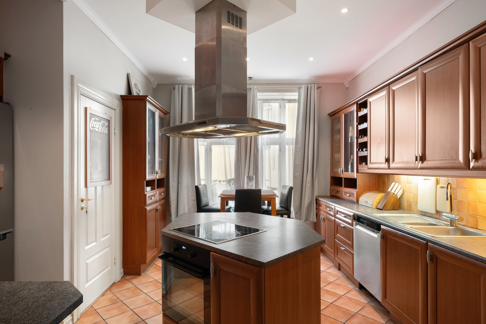 Romslig og funksjonelt kjøkken med god skap- og benkeplass. Kjøkkenet er utstyrt med frittstående hvitevarer, inkludert kombiskap (kjøl/frys), komfyr og oppvaskmaskin Galleribilde