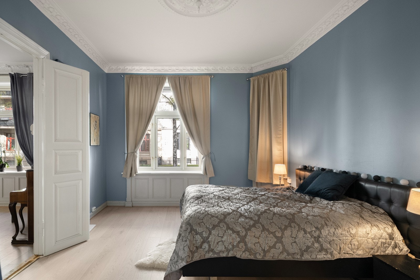 Hovedsoverommet utmerker seg med svært god størrelse og har plass til en stor dobbeltseng med tilhørende nattbord på begge sider, samt romslige garderobeløsninger Galleribilde