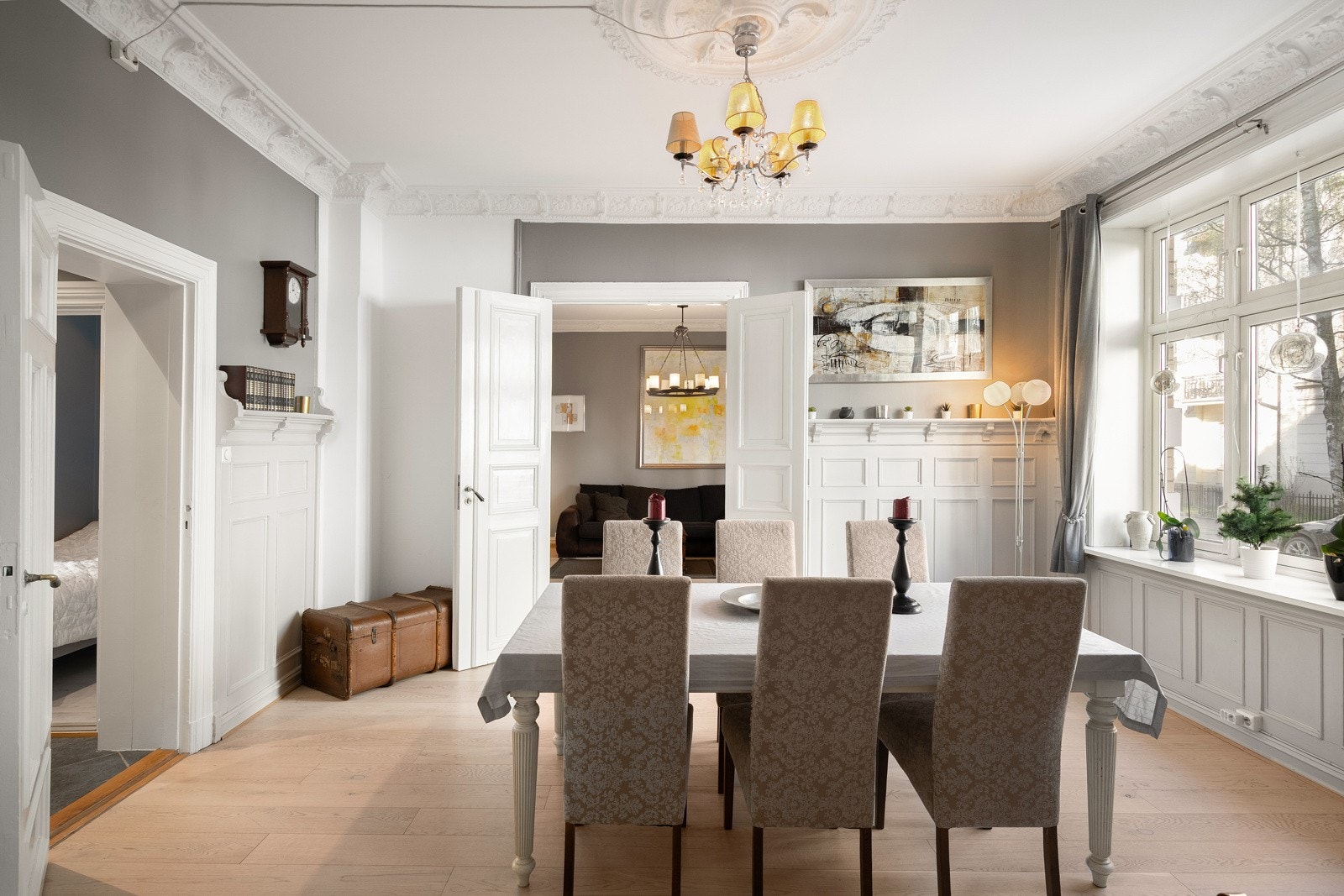 Store vindusflater og brede vinduskarmer Galleribilde