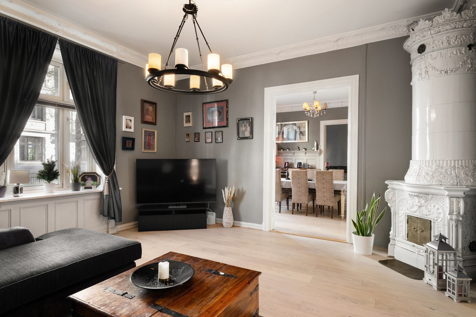 Flott 5-roms selveier med klassiske detaljer som god takhøyde, store vindusflater, kakkelovn, stukkatur og rosett Galleribilde