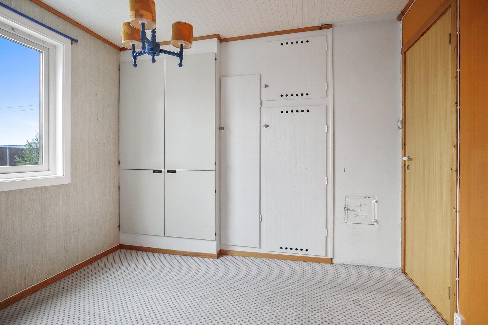 I tillegg har rommet en praktisk garderobeløsning. Galleribilde