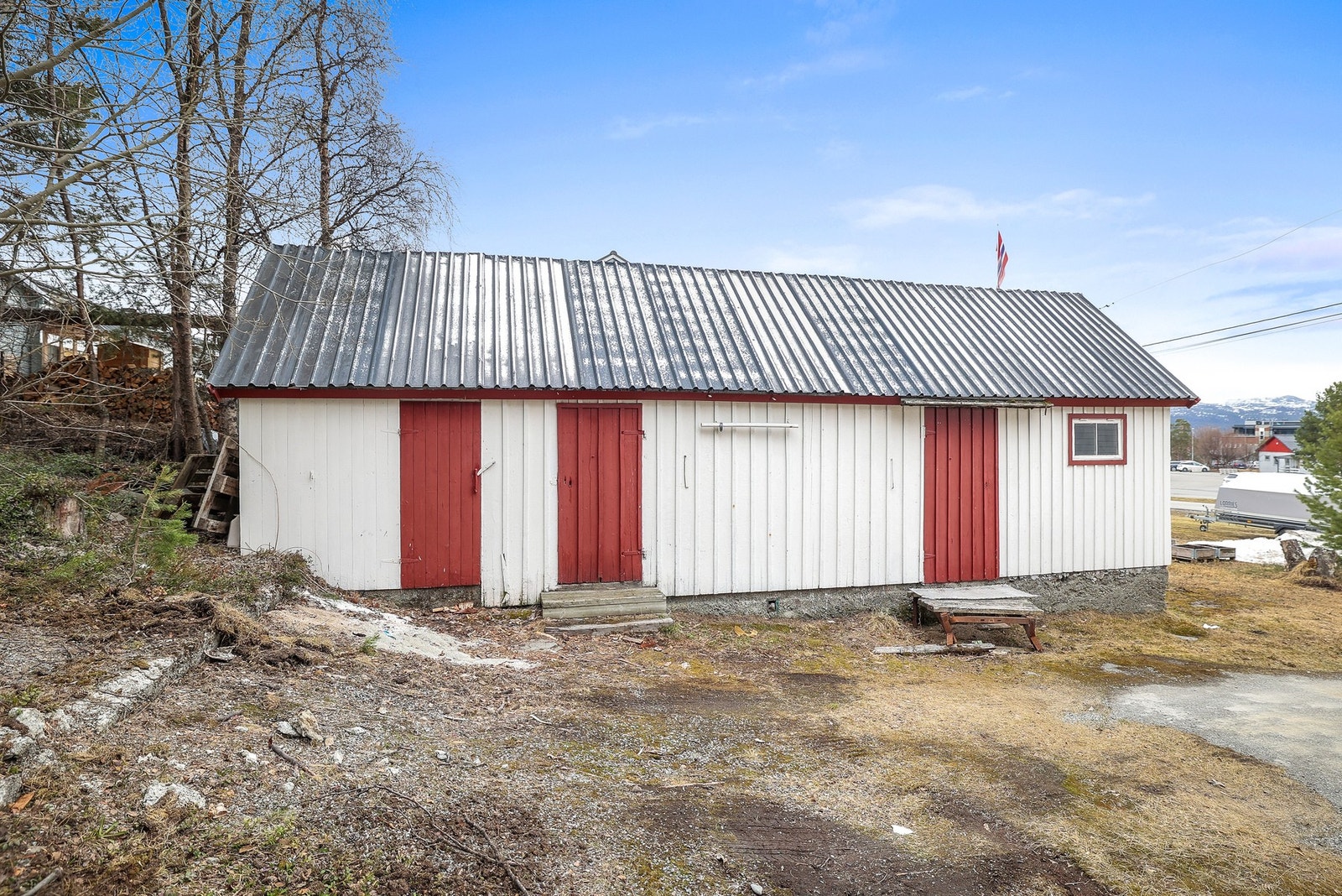Uthuset er på 28 kvm og har god plass til diverse oppbevaring. Galleribilde