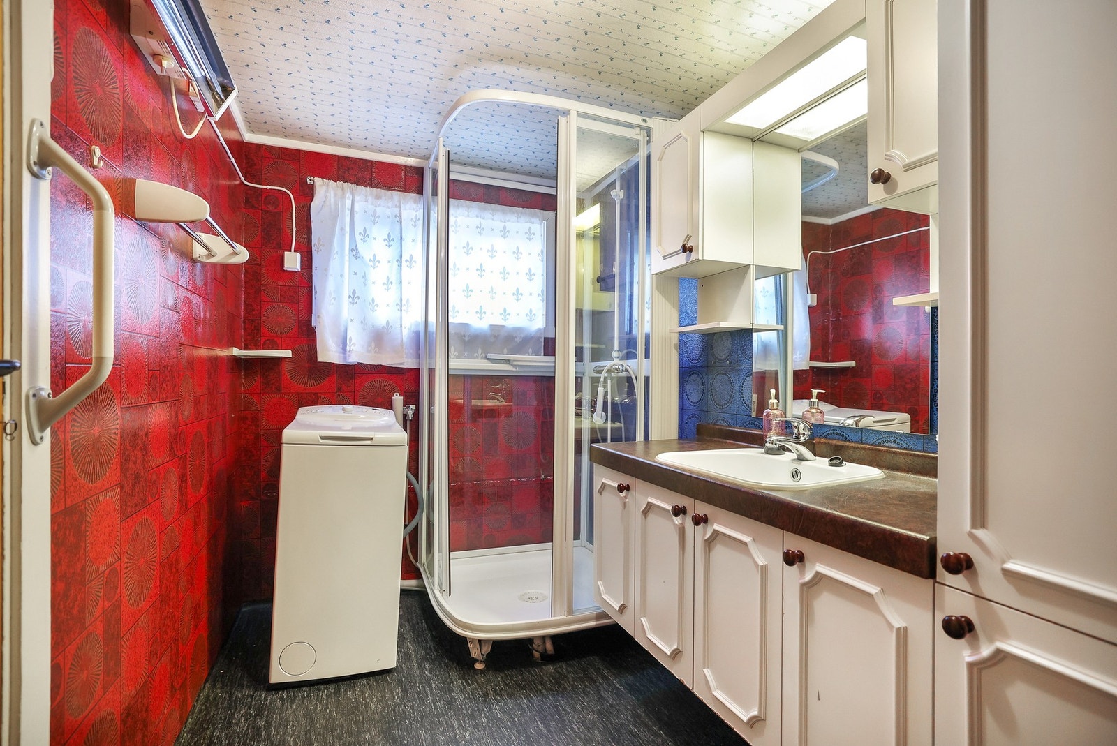 Badet har tapet på veggene og belegg på gulv. Galleribilde