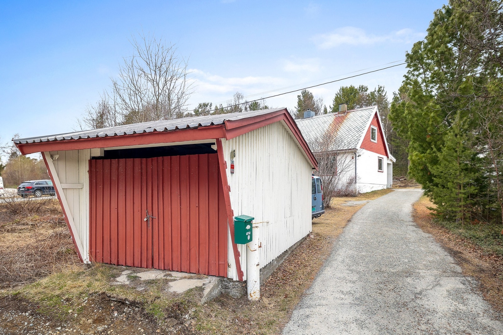 Boligen har garasje. Galleribilde