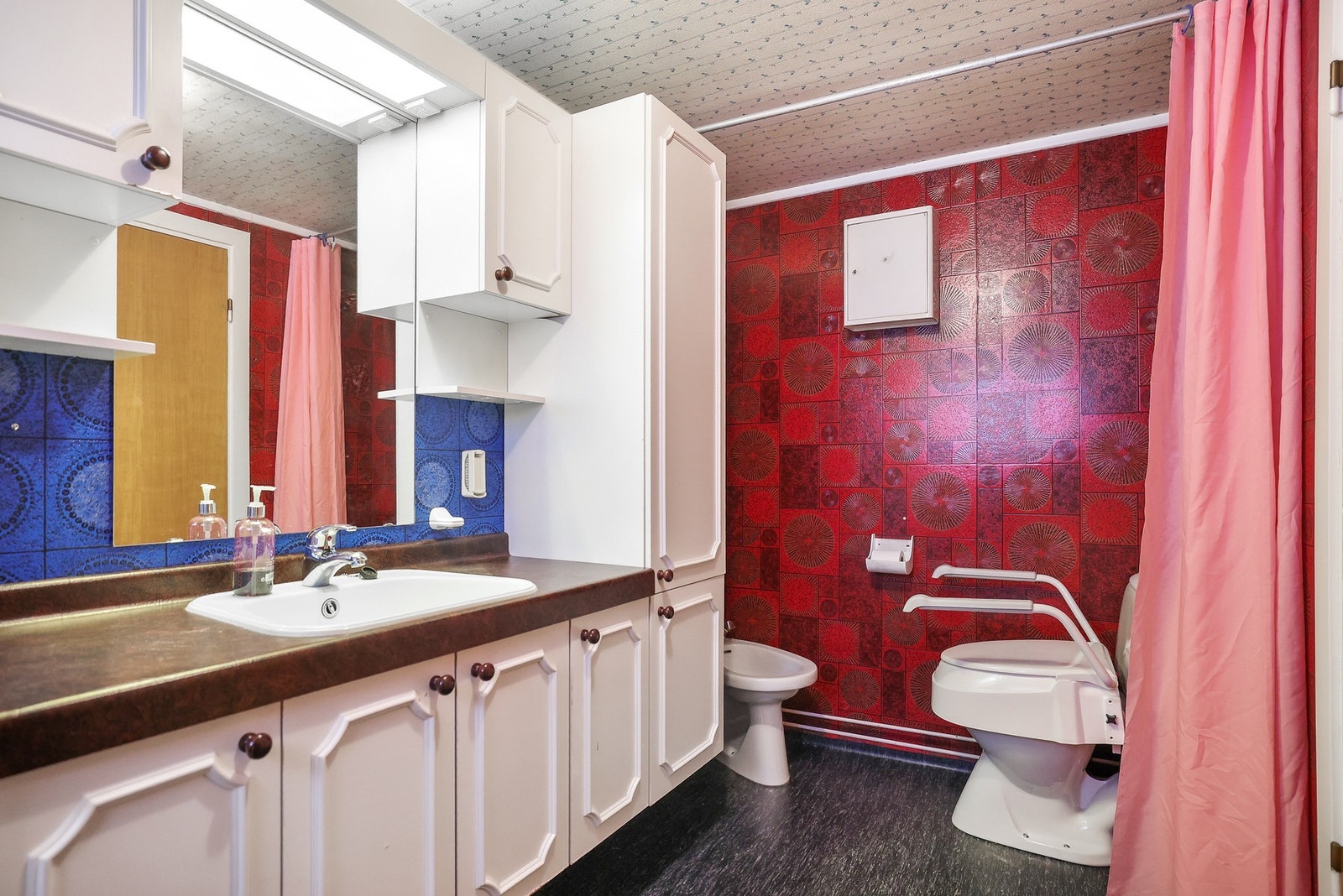 Rommet har en baderomsinnrending med flere skap for ekstra oppbevaringsplass. Galleribilde