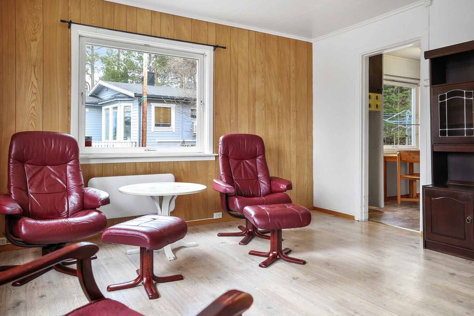 Det er god plass til noen stoler ved vinduet. Galleribilde