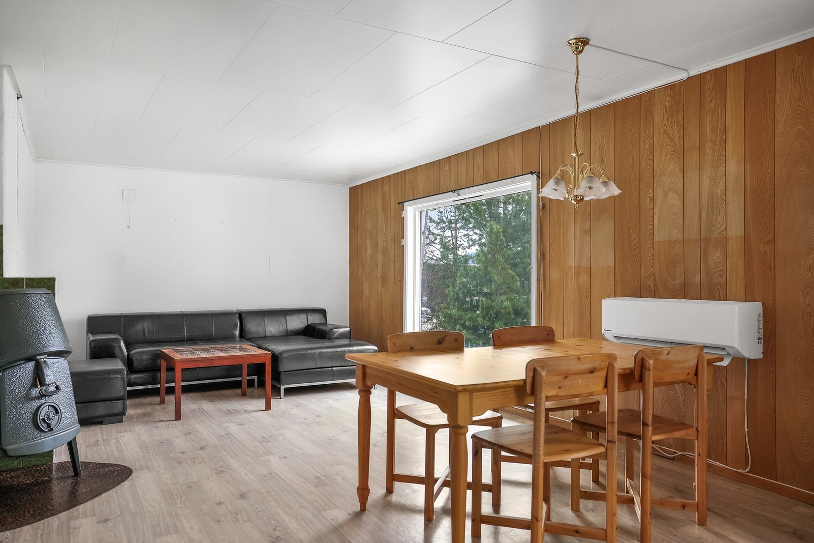 Stuen har en fin størrelse med god plass til ulike sittesoner. Galleribilde