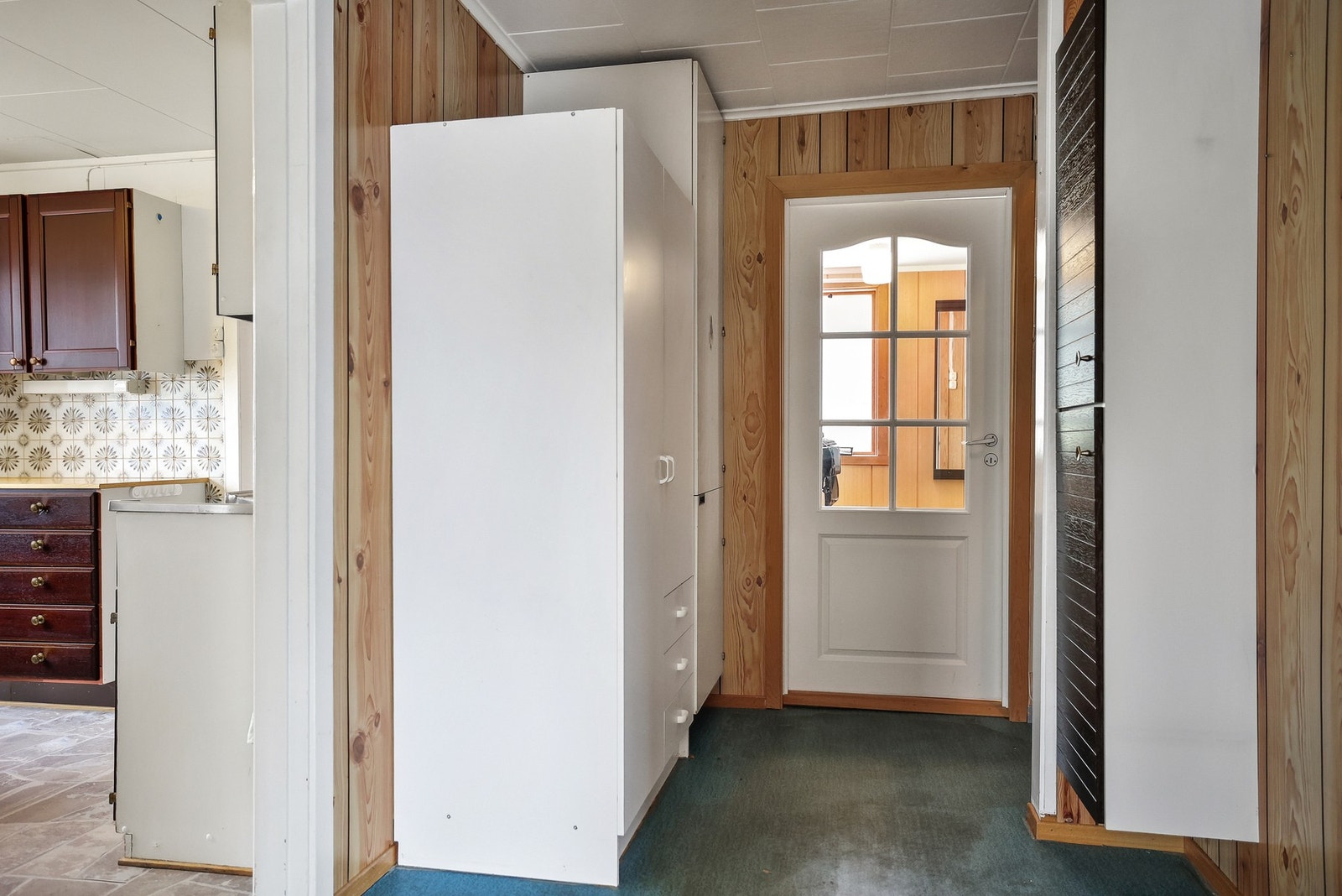 Fra entréen er det dør inn til en gang med plass til garderobeskap for ekstra oppbevaringsplass. Galleribilde