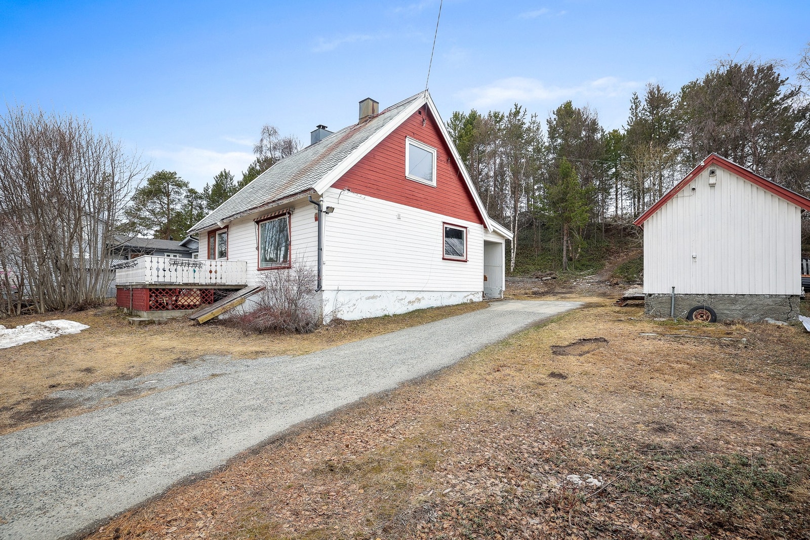 Eiendommen har en attraktiv beliggenhet i et rolig og barnevennlig område i nabolaget Midtbakken. Galleribilde
