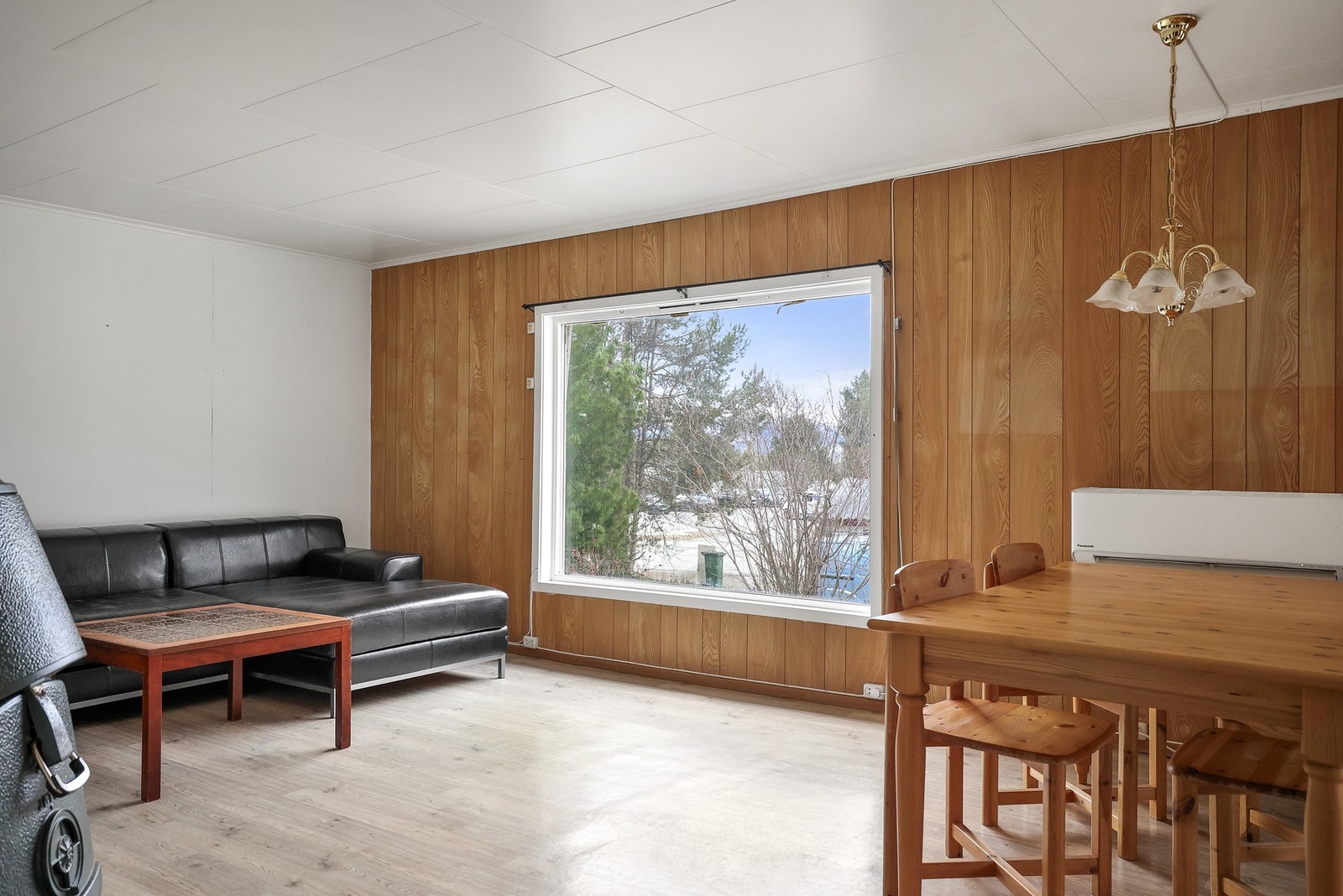 Det er store vindusflater som slipper inn godt med naturlig lys. Galleribilde