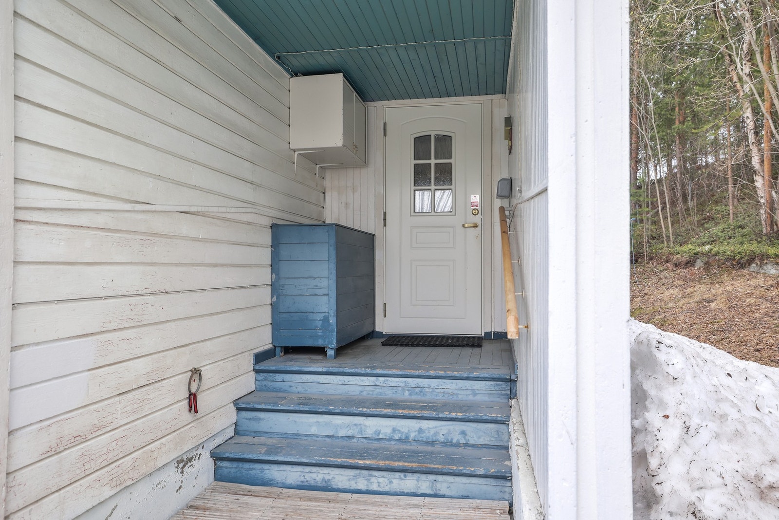 Boligen har et praktisk overbygd inngangsparti. Galleribilde