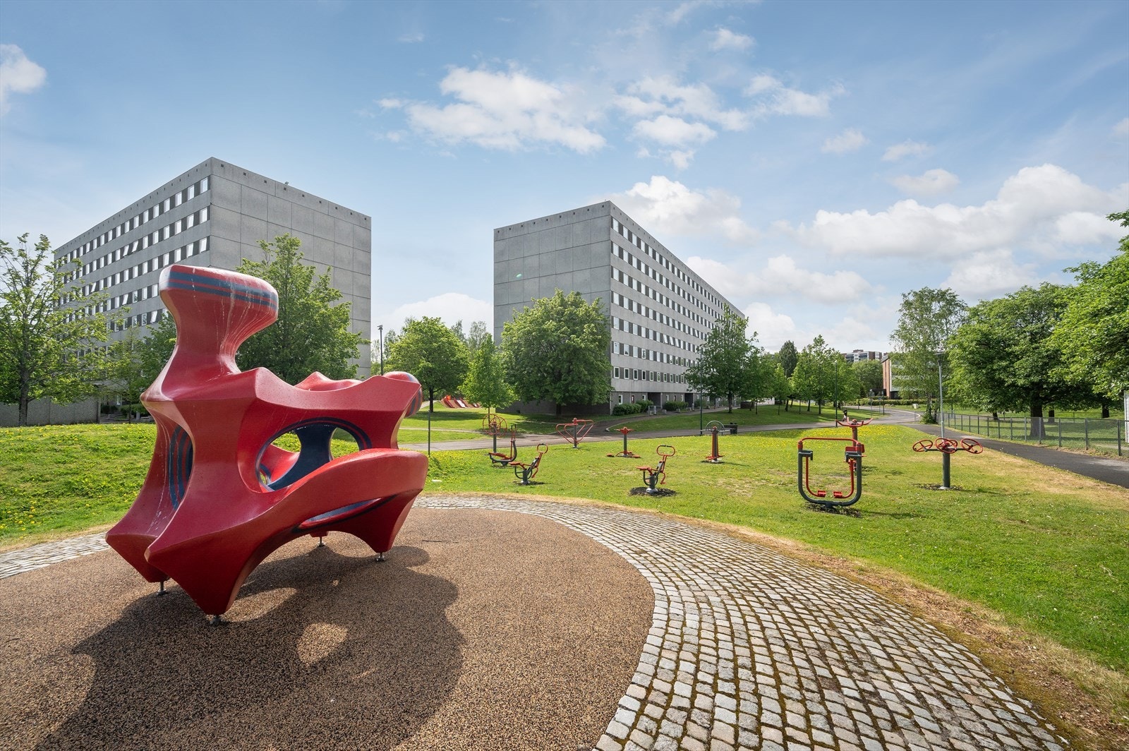 Her finnes lekeaperater, fotballbaner og tuftepark m.m Galleribilde