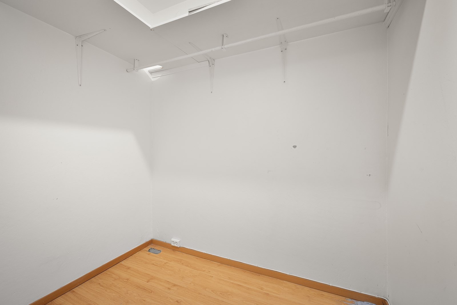 Praktisk innvendig bod av god størrelse Galleribilde