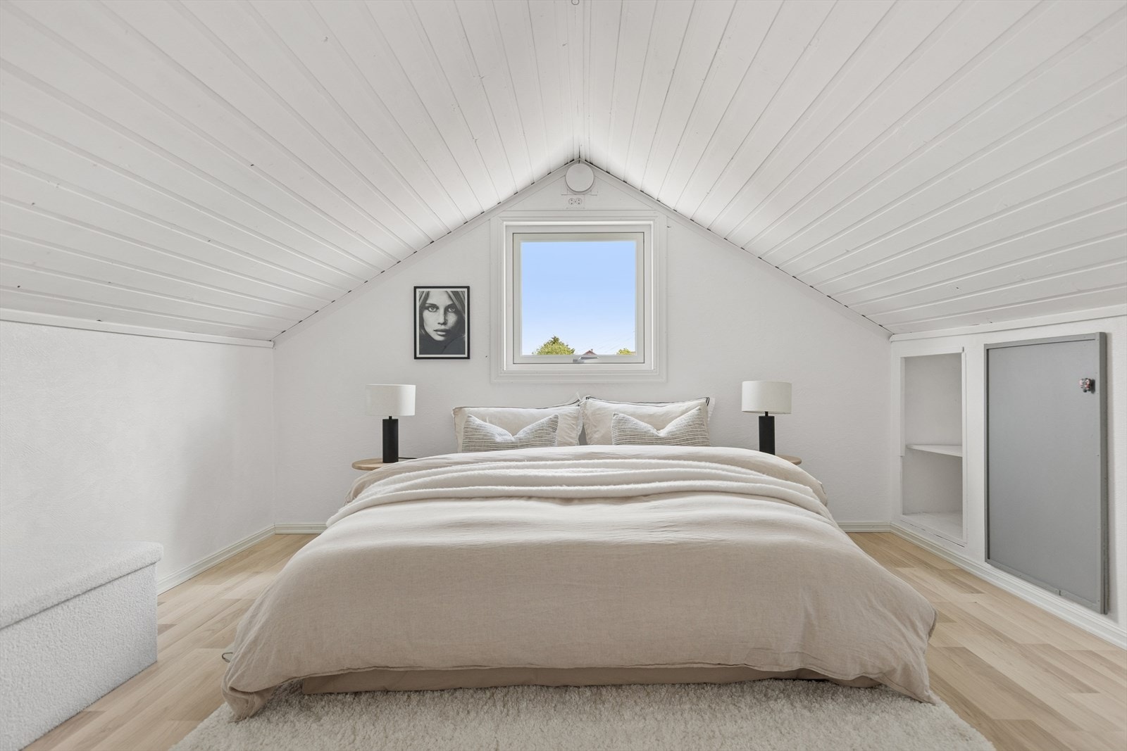 Soverom nr 2 loft. Det foreligger ikke byggetegninger av loftet. Det er derfor uvisst om de faktiske forholdene er godkjente. Galleribilde