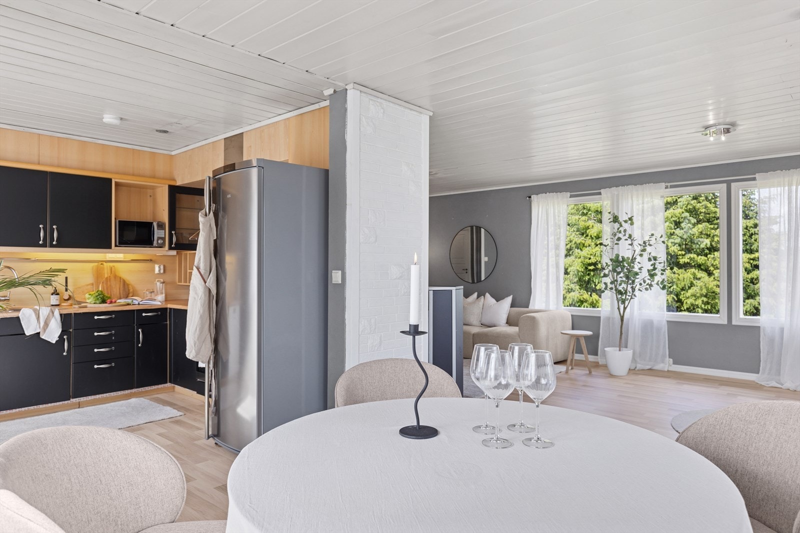 Åpen, praktisk og lys planløsning mellom stue og spisestue. Galleribilde