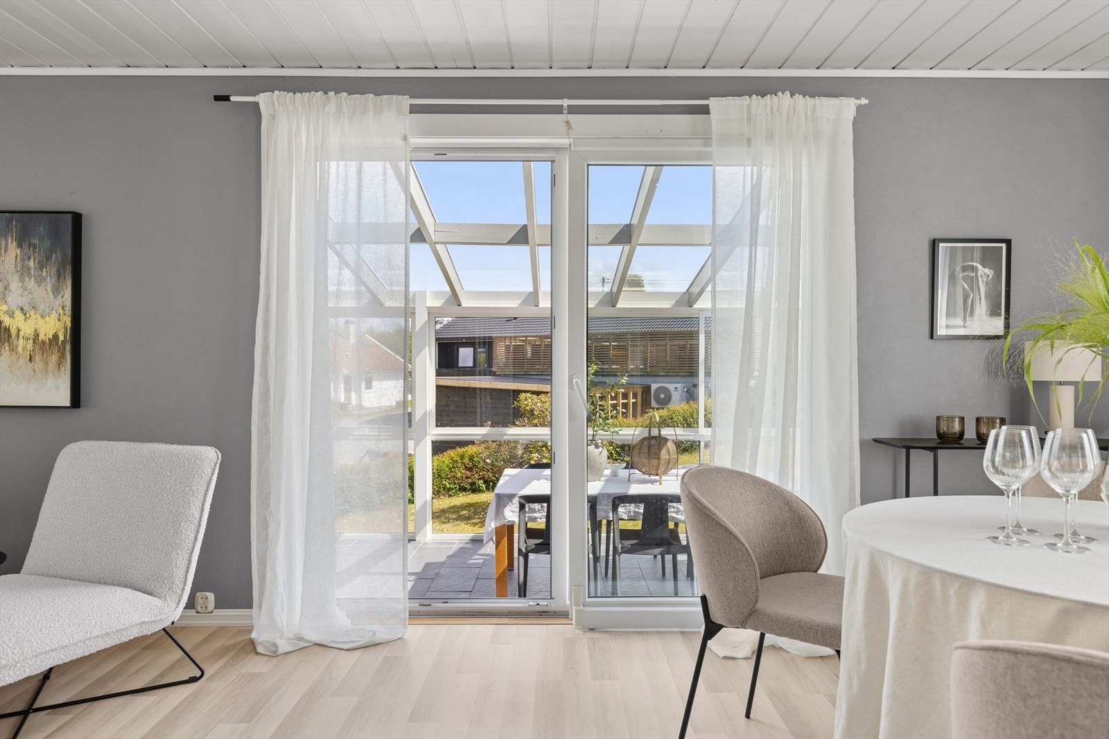 Fra stuen er det utgang til en herlig og lun vinterhage - en forlengelse av oppholdsrommet store deler av året. Galleribilde