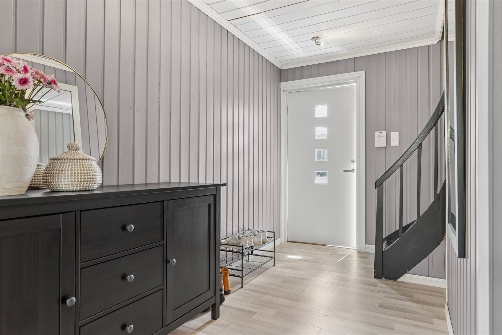 Lys og trivelig entrè. Her er det god plass til å henge fra seg yttertøy og sette fra seg sko. Velkommen inn til hyggelig visning! Galleribilde