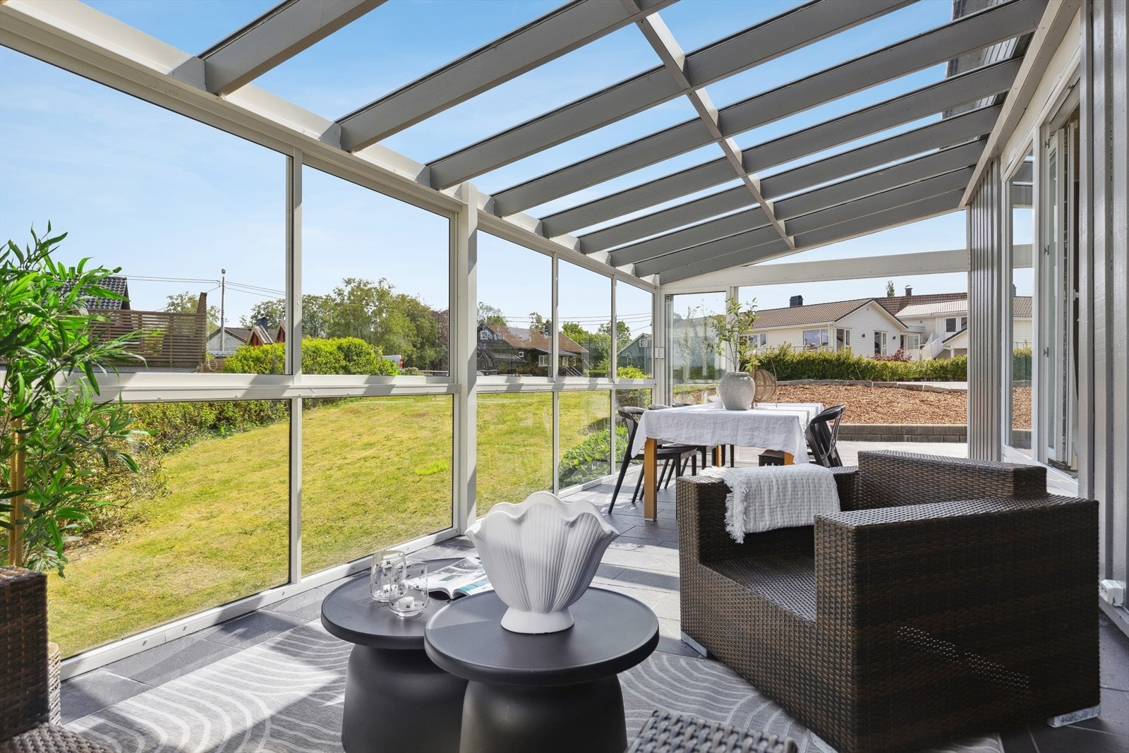 Store vindusflater gir godt med dagslys og utsyn. Galleribilde