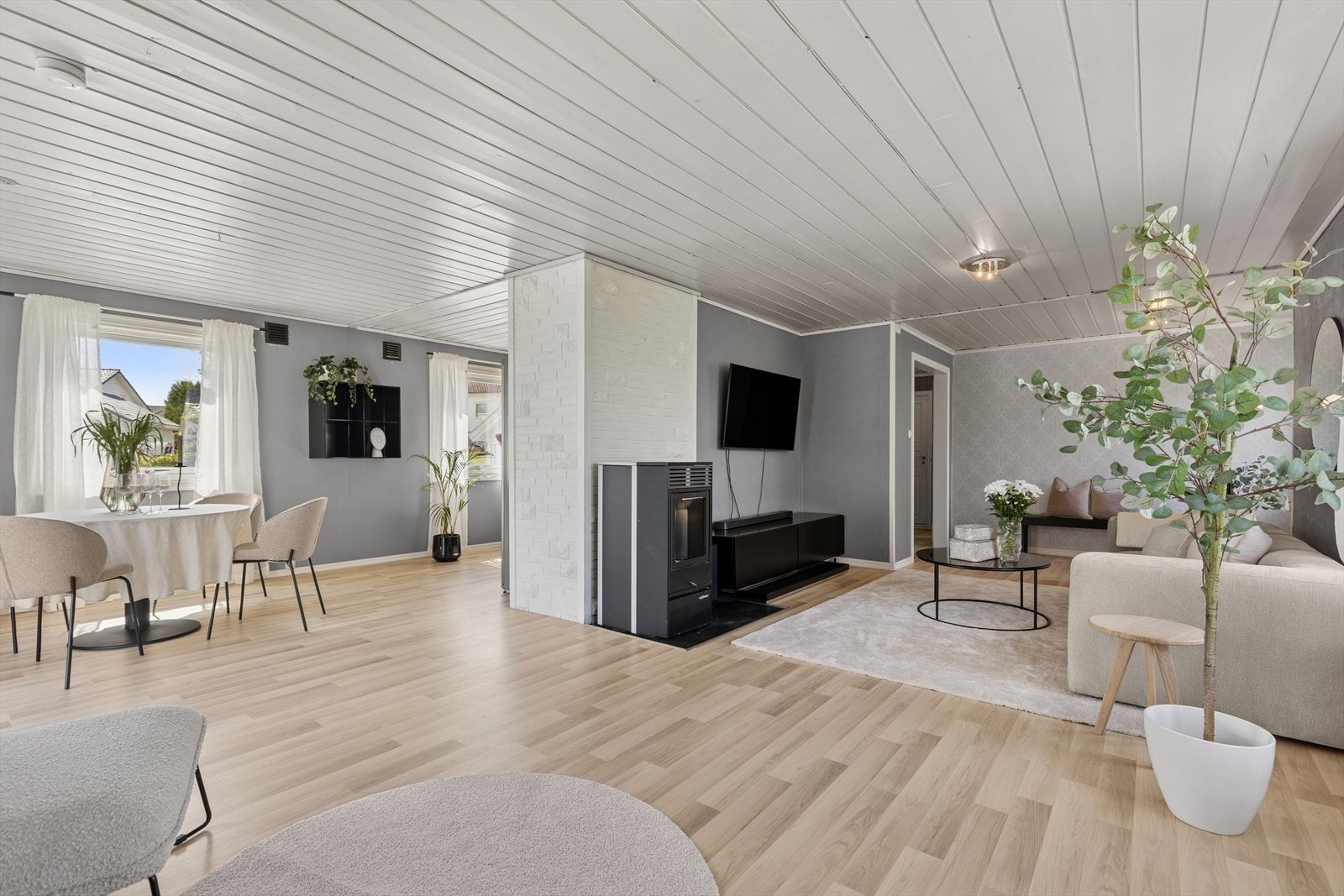 Stuen er av god størrelse, med flere møbleringsmuligheter. Galleribilde