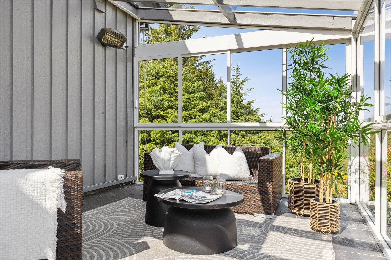 Koselig sittekrok i vinterhagen med varmelampe og grønne omgivelser. Galleribilde