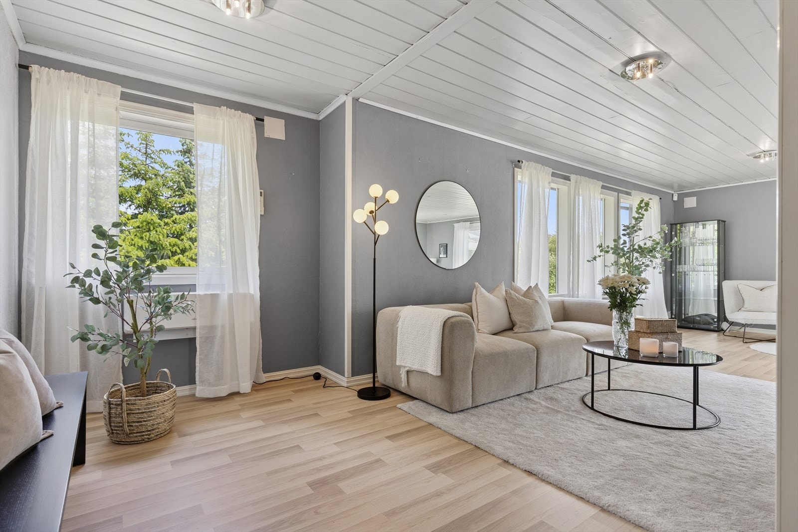 Herlig og romslig stue/spisestue med store vindusflater som slipper inn mye naturlig lys. Galleribilde